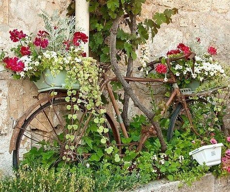 Taman Vintage, Garden Diy Decoration Ideas, Bicycle With Flowers, Bicycle Decor, Flowers Growing, Rustic Sconces, Vintage Gardening, Old Bicycle, Vintage Garden Decor