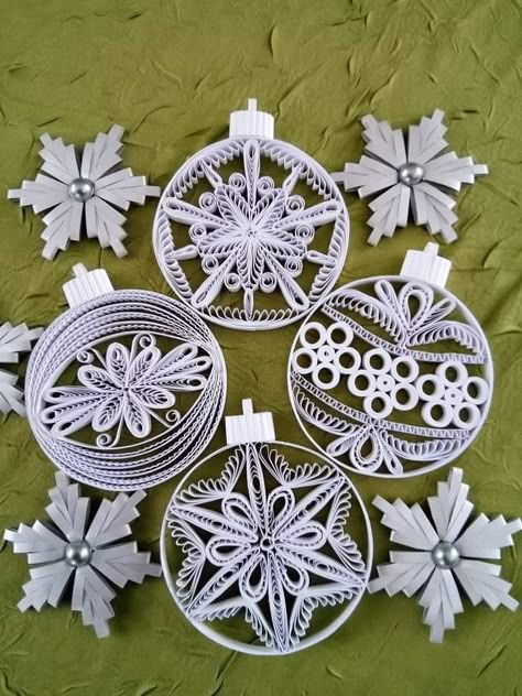 How To Paper Quill For Beginners, Quilling Patterns Templates Printable, Christmas Quilling Patterns, Quilled Paper Ornaments Diy, Snowflake Quilling Easy, Quilling Snowflakes Patterns, Diy Quilling Christmas, Paper Quilling Christmas, Paper Quilled Snowflakes