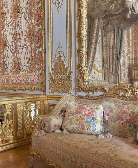 Prythian Courts, Marie Antoinette Aesthetic, 2024 Living Room, Rococo Aesthetic, Room Design Inspiration, Rococo Interior, Royal Room, Acotar Series, Royal Aesthetic