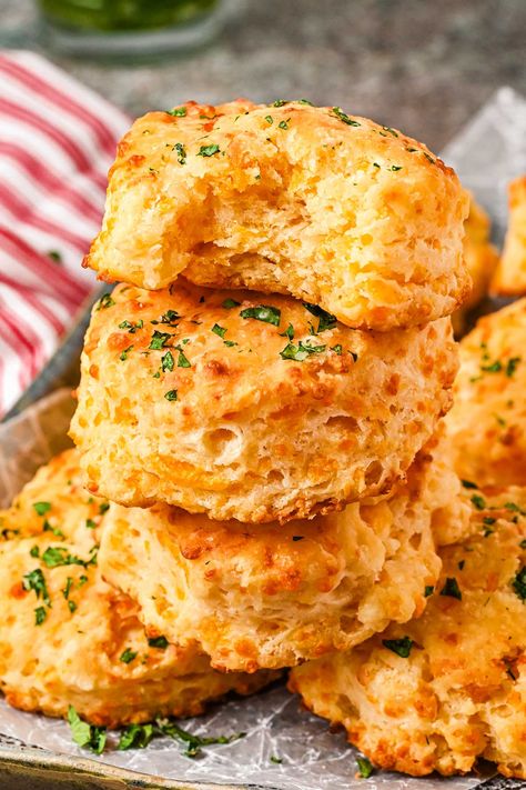 Cheddar Bay Biscuits (Red Lobster Copycat)! Bring a restaurant favorite home with this spot-on recipe for Red Lobster's cheddar bay biscuits, baked soft and fluffy and topped with melted garlic butter. | HomemadeHooplah.com Biscuits Red Lobster, Red Lobster Copycat, Copycat Red Lobster, Homemade Cheese Crackers, Red Lobster Cheddar Bay Biscuits, Bread Dough Recipe, Yummy Biscuits, Lemon Blueberry Bread, Tasty Bread Recipe