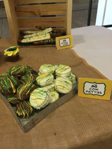 John Deere Party Favors, Tractor Baby Shower Ideas, Tractor Birthday Party Food, John Deere Baby Shower Ideas, John Deere Birthday Party Ideas, Tractor Birthday Party Theme, Fourth Birthday Ideas, John Deere Tractor Party, Treat Table Ideas