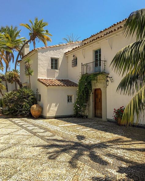 Casa del Herrero (House of the Blacksmith) was designed by George Washington Smith in Montecito, California (1922-1925). Inspired by… Spanish Revival Architecture, Colonial Revival Architecture, Regency Architecture, Spanish Colonial Revival, Montecito California, The Blacksmith, Spanish Style Homes, Colonial Architecture, Spanish Revival