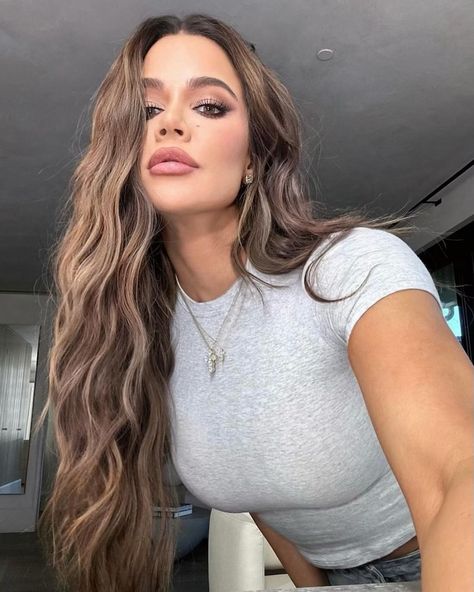 Khloé Kardashian Wore A Sheer Mini With A Carrie Bradshaw Fave Khloe Kardashian Hair, Frontal Wig Body Wave, Kardashian Hair, Kloe Kardashian, Highlight Color, Ombre Highlights, Khloé Kardashian, Haircuts For Wavy Hair, Curly Bob Hairstyles