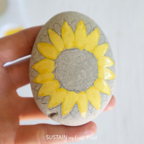 Painting Ideas Stone Art, Paint Sunflower, Diy Garden Decor Projects, Painted Rock Cactus, Rock Cactus, Rustic Decorating, Garden Decoration Ideas, Garden Rock Art, Easy Flower Painting