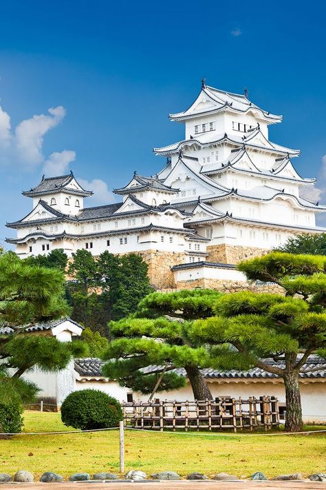 Himeji Castle is one of the best examples of Japanese castle architecture. It was built during the Edo Period, which was categorized by peace and economic prosperity following Japan's chaotic feudal period. The exterior of the castle is immaculately decorated and is one of the three Japanese castles to exhibit the Hirayama architectural style. This post contains a collection of photos of Himeji castle from a variety of angles. Asian Castle, Edo Japan, Castle Photography, Himeji Castle, Japanese Castle, Japan Landscape, Beautiful Castles, Japanese Architecture, Maneki Neko