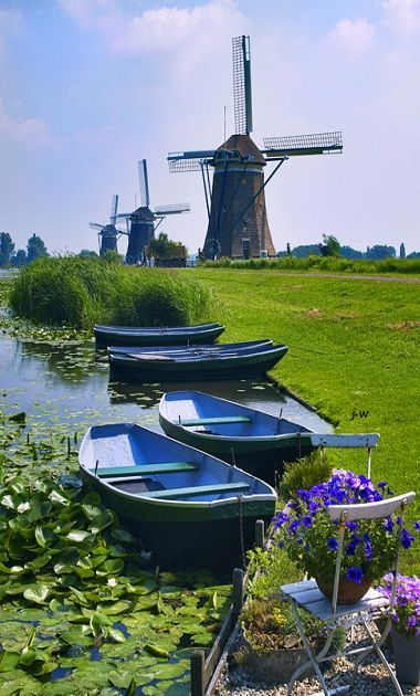 UNESCO World Heritage Sites, the 19 Kinderdijk windmills, built between 1722 and 1761, are the largest surviving concentration of windmills in the Netherlands. Originally used to drain the fenlands, these majestic buildings with their impressive 92-foot sails are open to the public from April to October Netherlands Windmills, Windmill Water, Holland Windmills, Wind Mills, Old Windmills, Amsterdam Holland, Holland Netherlands, Dutch Windmills, Netherlands Travel