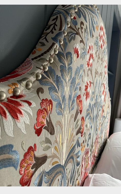 Headboard Inspiration, Bed Heads, Kids Bedroom Inspiration, Unique Furniture Pieces, Upholstery Diy, Classic Bedroom, Headboard Designs, Diy Bed, Upholstered Headboard