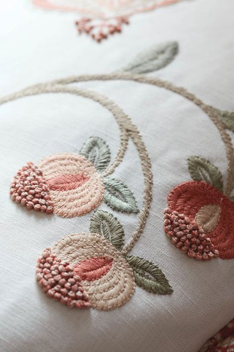 Bordado Jacobean, Embroidery Workshop, French Knot Embroidery, Floral Embroidery Patterns, Embroidery Stitches Tutorial, Embroidery Videos, Hand Work Embroidery, Pola Sulam, Fabric Embroidery