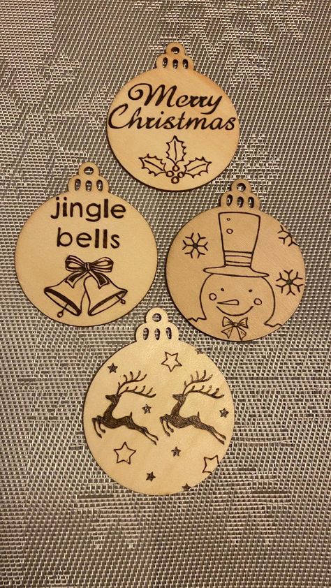 Pyrography Christmas Ornaments, Christmas Pyrography, Bauble Designs, Engraved Christmas Ornaments, Pyrography Ideas, Traditional Christmas Cards, Wooden Christmas Tree Decorations, Pyrography Patterns, Popular Crafts