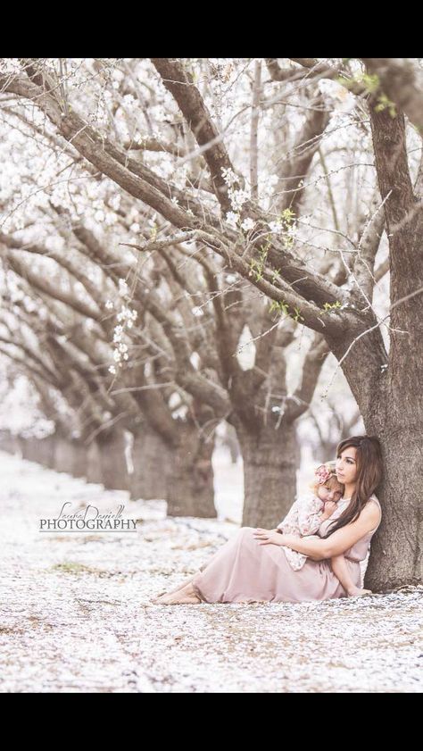 Almond orchards Almond Orchard Photoshoot, Spring Picture Ideas, Spring Pics, Son Photo Ideas, Spring Family Pictures, Baby Fotografie, Family Portrait Poses, Maternity Photoshoot Poses, Spring Photoshoot