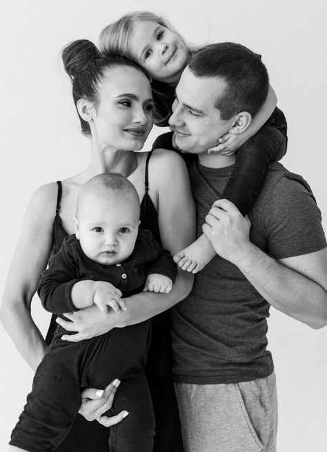 Simple Family Portrait, Self Shoot Studio Poses Family, Close Up Family Portraits, Family Of 4 Studio Poses, Family Of Four Studio Photoshoot, Studio Family Of 4 Portraits, Cream And Black Family Picture Outfits, Family Portrait Poses Indoor, Family Portrait Indoor