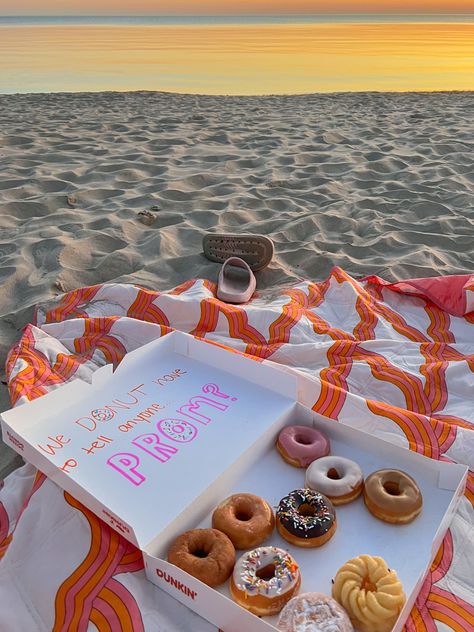 Beach Promposal, Formal Proposal, Creative Prom Proposal Ideas, Prom Proposal Ideas, Cute Proposals, Formal Proposals, Cute Promposals, Prom Aesthetic, Cute Prom Proposals