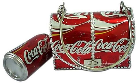 Diy handbag made from Coke cans. Coke Can Crafts, Pop Can Art, Pop Can Crafts, Lon Bia, Soda Can Art, Soda Can Crafts, Tin Can Art, Aluminum Can Crafts, Aluminum Crafts