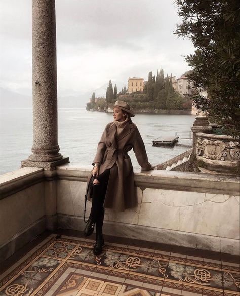 Italy Fashion Winter, Italy Winter Outfits, Neutral Winter Outfit, Lake Como Villas, Lake Outfit, Instagram Italy, Italy Winter, Milan Travel, Lake Photoshoot