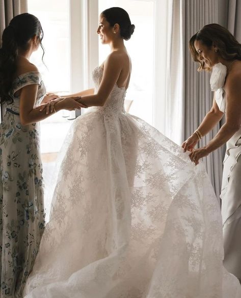 Monique Lhuillier Bride (@moniquelhuillierbride) • Instagram photos and videos Instagram Time, Monique Lhuillier, Fashion Sewing, The Borrowers, Real Weddings, Mlb, Instagram Photos, Photo And Video, Instagram Photo