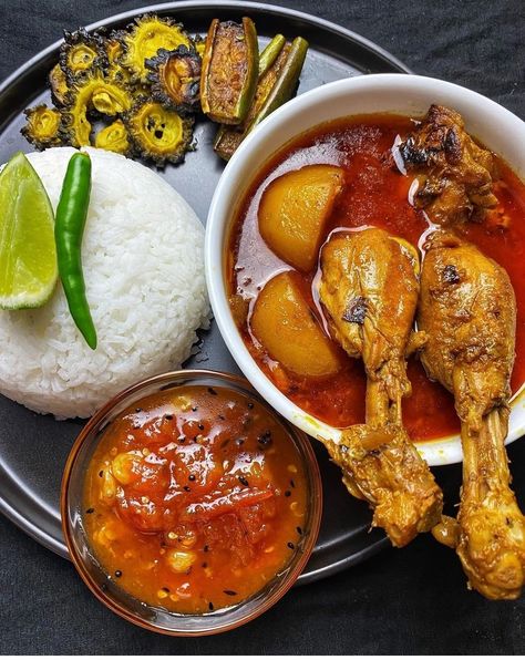 Rice,tomato chatni, chicken curry..😋 Tomato Chatni, Assamese Food, Food Thali, Healthy Food Pictures, Mole Recipe, Indian Fast Food, Platter Food, Delicious Food Image, Khana Khazana