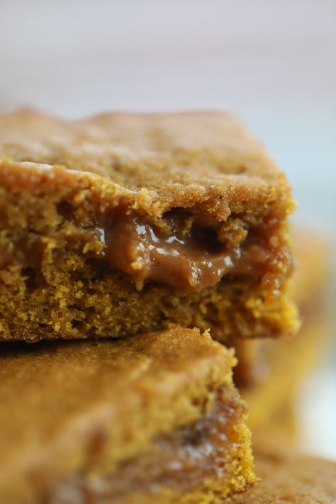 pumpkin blondie with caramel in the center Pumpkin Blondies, Caramel Blondie, Caramel Pumpkin, Homemade Garlic Butter, Homemade Garlic Bread, Soft Caramel, Pumpkin Caramel, Pumpkin Dessert, Homemade Desserts