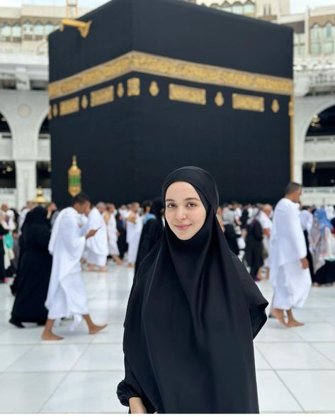 Umrah Women Outfit, Umroh Outfit Women, Umrah Outfit For Women, Umroh Outfit, Mens Fitness Photoshoot, Umrah Guide, French Khimar, Muslimah Photography, Angels Beauty