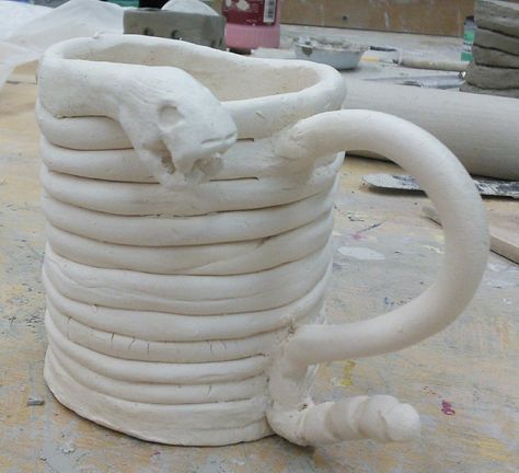 Coil Design Ideas, Snake Pinch Pot, Snake Coil Pot, Animal Coil Pots, Coil Method Ceramics, Coil Mug Ideas, Coil Pot Designs, Coil Pot Ideas Ceramics, Exposed Coil Pots