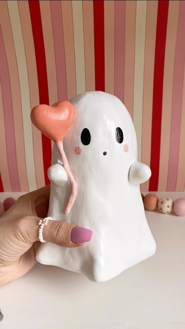 Cute Ghost Sculpture, Ghost Clay Figures, Cute Ghost Clay Art, Fall Clay Sculptures, Ghost Clay Sculpture, Polymer Clay Ghosts, Ghost Clay Art, Cute Ghost Decor, Ghost Face Clay