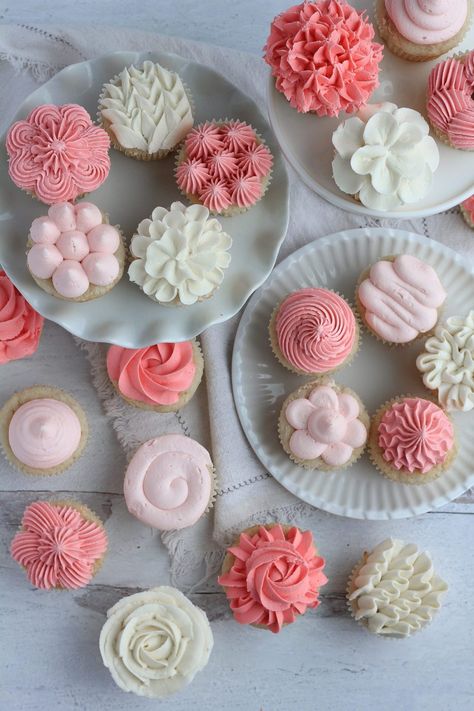 24 different ways to decorate a cupcake - Baking with Blondie Pretty Girly Cupcakes, Butter Cream Cupcake Designs, Mini Cupcake Decorating Ideas, White Cupcakes Decoration, Mini Cupcakes Decorating, Decorating Ideas For Kitchen, Aesthetic Cupcakes, Baking With Blondie, Buttercream Techniques