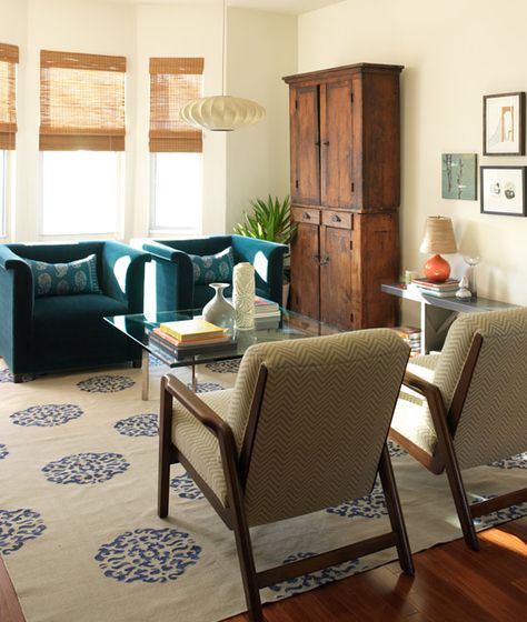 #Sitting area - "My husband has had the two 3blue chairs forever. They're upholstered in mohair and came from an office in Montreal during the '80s. I just added pillows," says Stephanie, referring to the hand-blocked #Peter Dunham linen cushions. Accented with a Madeline Weinrib cotton dhurrie rug and a Mies van der Rohe coffee table, the living area has a relaxed feel. British Style Interior, Office Innovation, English Style Interior Design, Color Arrangement, Madeline Weinrib, Tan Sofa, Mismatched Chairs, Rugs Blue, Patterned Rug