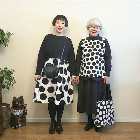 Couple In Japan, Duo Dress, Japanese Fashion Women, Japanese Couple, Inexpensive Clothes, Couple Style, Advanced Style, Matching Couple Outfits, 60s Fashion