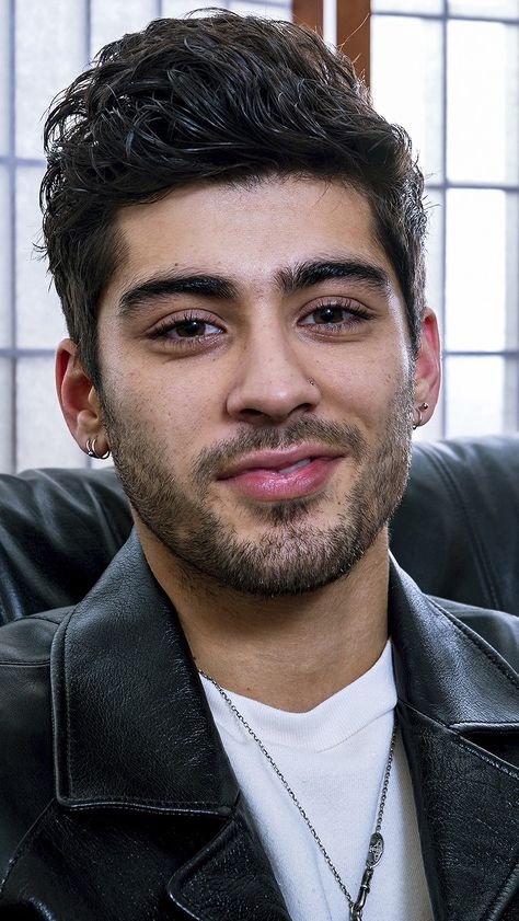 Big Nose Men, Big Nose Beauty, Zayn Malik Pics, Wavy Hair Men, Edgy Haircuts, Men Photoshoot, Big Nose, Big Noses, Zayn Malik