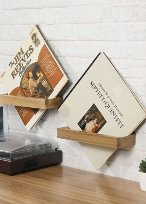 25 Creative DIY Vinyl Storage Idea for Easy Organizing Diy Vinyl Storage, Lp Regal, Vinyl Record Storage Diy, Record Wall Display, Diy Record, Lp Record Storage, Angled Wall, Store Vinyl Records, Album Display