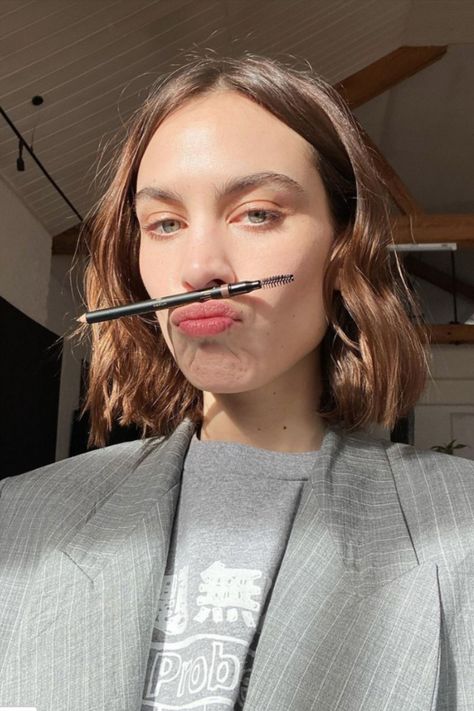 alexa chung hair Alexa Chung Bob, Alexa Chung Haircut, Alexa Chung Makeup, Alexa Chung Hair, Harry Styles Hair, Kendall Jenner Makeup, Minimal Makeup Look, Alexa Chung Style, Natural Wavy Hair