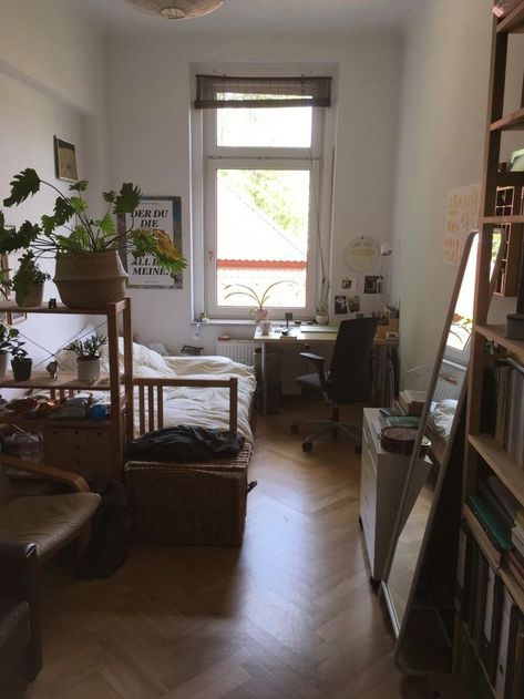 Small Studio Apartment Living Room, Studio Bedroom Aesthetic, Narrow Room Layout, Small Room With Desk, Room Inspo Bookshelf, Wg Zimmer Ideas, Bookshelf Next To Bed, Wg Aesthetic, Bookshelf Aesthetic Bedroom