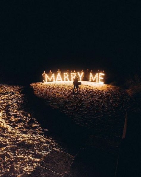 The Cutest Proposal Photos We Spotted That'll Just Make Your Day! Surprise Proposal Pictures, Winter Proposal, Proposal Pictures, Beach Proposal, Proposal Photos, Event Planning Tips, Wedding Proposals, Marriage Proposal, Surprise Proposal