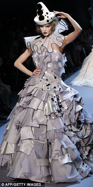 Christian Dior Circus Fashion, Galliano Dior, Pierrot Clown, Collection Couture, Christian Dior Haute Couture, Moda Paris, Dior Haute Couture, Christian Dior Couture, Karlie Kloss