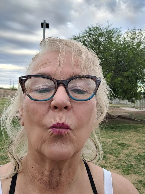 Old Lady Pics, Granny Glasses, Raoul Bova, Beautiful Aged Women, Women Looking For Men, Mom Pictures, Rich Women, Old Lady, Older Fashion