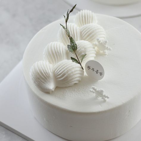 Cakes Design Simple, Simple White Cake Design, White Cake Aesthetic, Minimal Cakes, Simple Elegant Cakes, Patisserie Fine, Cakes Design, Simple Cake Designs, Organic Foods