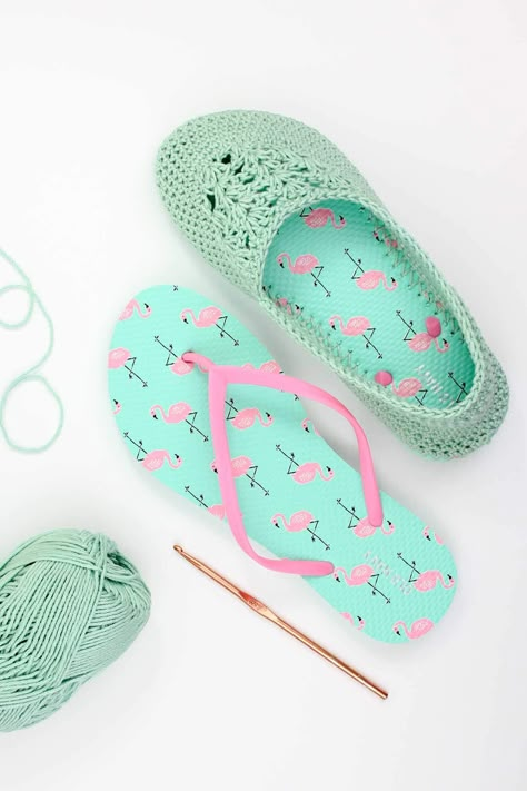 Yay summer! Make warm weather crochet slippers with a cheap pair of flip flops in this free pattern and video tutorial. Rajutan Sandal, Crochet Flip Flop Pattern, Sandal Rajut, Cheap Flip Flops, Crochet Flip Flops, Pattern Flip Flops, Crochet Slippers Free Pattern, Crochet Shoes Pattern, Crochet Slipper Pattern