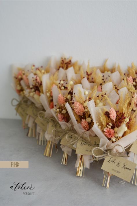 Tiny dried mini bouquets are designed especially for you. Dried Flower Party Favors, Mini Bouquet Magnet, Mini Dried Flower Arrangements, Boho Giveaways, Useful Wedding Favors For Guests, Mini Bouquet Flowers, Floral Party Favors, Flower Party Favors, Boho Favors