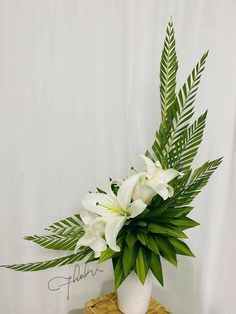 Linear Floral Arrangement, Floral Arrangements Ideas, Luxury Flower Arrangement, Fresh Flower Arrangement, Foliage Arrangements, Wedding Floral Arrangements, Floral Art Arrangements, Flower Girl Petals, Tropical Floral Arrangements