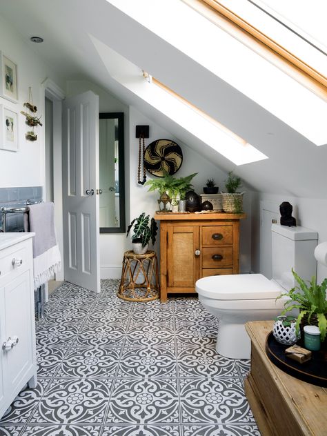 Cheap bathroom ideas: 21 budget-friendly ways to create a chic space | Real Homes Edwardian Terrace, Loft Bathroom, Attic Bathroom, Cheap Bathrooms, Attic Renovation, Loft Room, Small Bathroom Storage, Set Decor, Attic Rooms