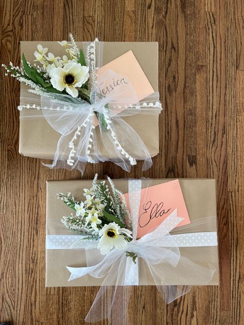 Quinceanera Gift Wrapping Ideas, Mother’s Day Present Wrapping, Wedding Favors Wrapping Ideas, Gift Wrapping Ideas For Mother’s Day, Floral Gift Wrapping Ideas, Bride Gift Wrapping Ideas, Wrapped Wedding Gifts, Wedding Wrapping Ideas Gift, Fall Wedding Gift Wrapping Ideas