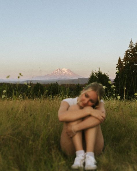 Abby 🌸🌷🌻🌼🪻 Funny Picture Ideas, Field Photoshoot Ideas, Quirky Poses, Senior Things, Field Photoshoot, Senior Picture Ideas, Funny Picture, Senior Photo, Senior Pics