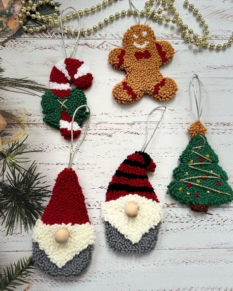 Punch Needle Christmas Ideas, Punch Needle Christmas Ornaments, Punchneedle Patterns Free, Pinch Needle, Punch Needle Christmas, Crochet Hand Warmers, Christmas Fair Ideas, Crochet Ornament Patterns, Christmas Crochet Patterns Free