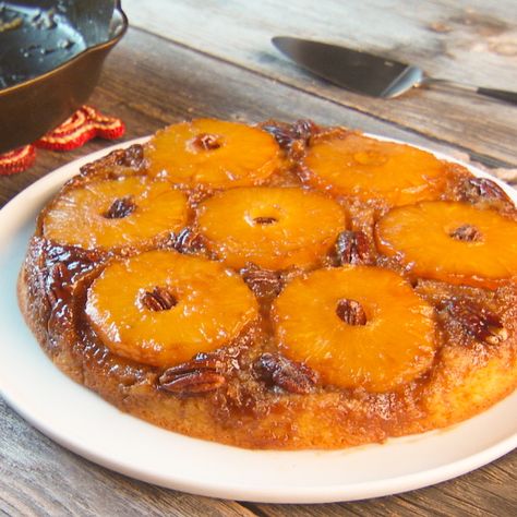 You'll love the combination of rich buttery cake and caramelized pineapples in this classic dessert. It's traditionally made in a cast-iron skillet, but you can substitute a 9- or 10-inch cake pan in a pinch. Martha Stewart Recipes, Iron Skillet Recipes, Cast Iron Skillet Recipes, Pineapple Upside, Pineapple Upside Down Cake, Pineapple Upside Down, Upside Down Cake, Classic Desserts, Pecans