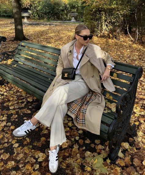 Burberry Trench Coat Outfit, Looks Adidas, Adrette Outfits, Stile Boho Chic, Style Parisienne, Look Adidas, Trench Coat Outfit, Europe Outfits, Winter Fashion Outfits Casual