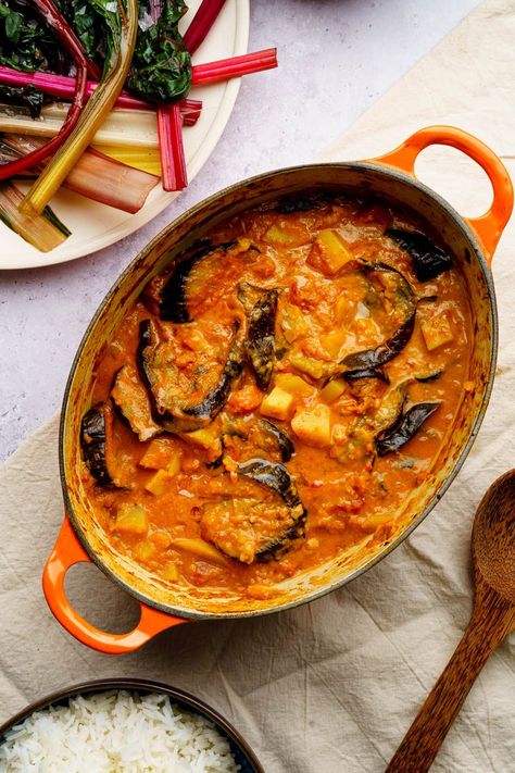 Aubergine Dinner Ideas, Aubergine Potato Recipe, Sweet Potato And Eggplant Recipes, Aubergine And Potato Curry, Aubergine Curry Recipes, Veggie Curry Recipes, Roast Aubergine, Potato Delight, Creamy Eggplant