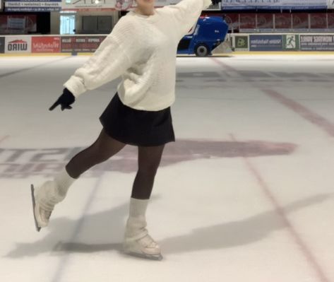 Iceskating Astethic Outfit, Ice Skating Practice Outfit, Ice Skating Aesthetic Outfit, Figure Skating Outfits Practice, Ice Skating Outfit Casual, Skating Fits, Skating Outfit, Skate Fits, Figure Ice Skates