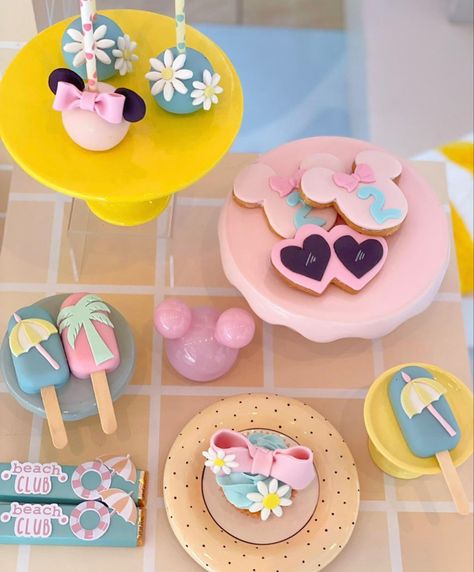 Minnie Mouse Swim Party, Minnie Y Daisy, Twodles Birthday, 1st Birthday Party For Girls, Minnie Birthday Party, Mickey Mouse Birthday Party, Birthday Party Theme Decorations, Beach Themed Party, Summer Birthday Party