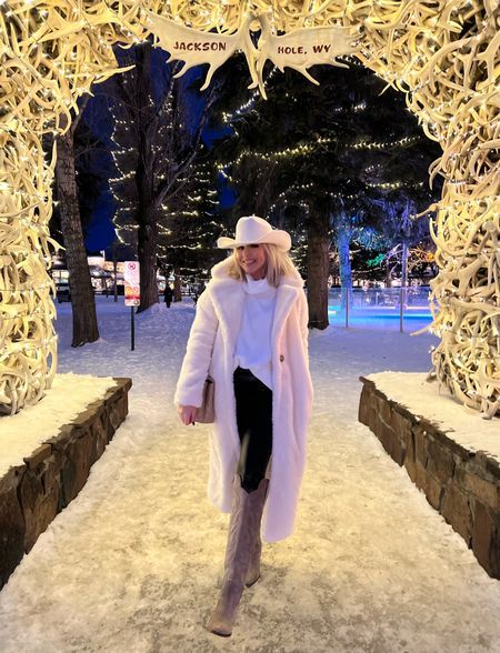 White Cowboy Boot Outfits Winter, Fur Coat And Cowboy Boots, Cowboy Hat Winter Outfit, White Cowgirl Hat Outfit, White Cowboy Hat Outfit, Cowgirl Winter Outfits, Cowboy Hat Outfit Woman, White Western Boots Outfit, Cowgirl Hat Outfit