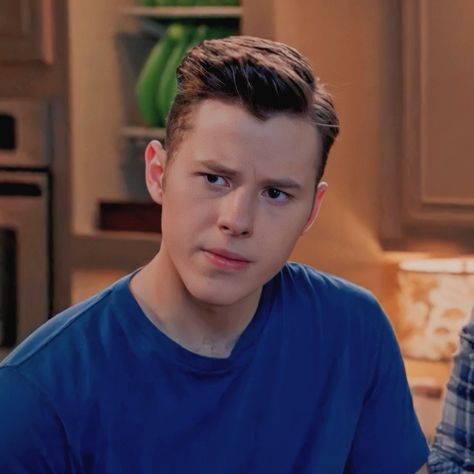 modern family icons // luke dunphy icons Luke From Modern Family, Luke Dunphy Cute, Luke Modern Family, Modern Family Icons, Luke Dunphy, Modern Family Lily, Nolan Gould, Beard Shaping, Character Icons