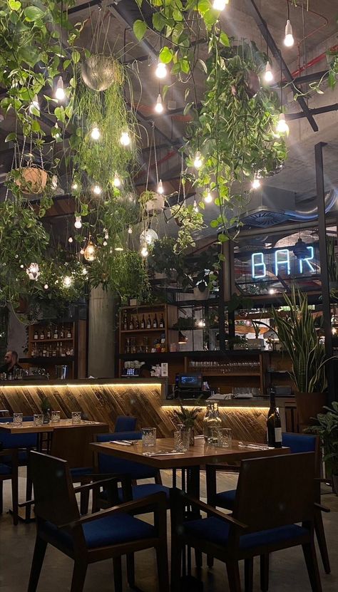 Aesthetic Restraunt Background, Restraunt Aesthic, Healthy Restaurant Aesthetic, Restaurant Aesthetic Night Food, Dark Themed Restaurant, Dim Restaurant Aesthetic, Outdoor Restaurant Aesthetic, Cute Restaurant Aesthetic, Dinner At Restaurant Aesthetic